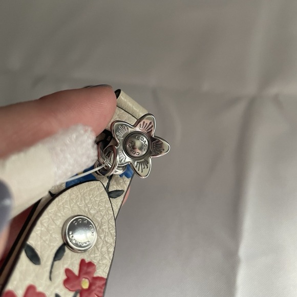 COACH CU246 Trigger Snap Bag Charm Floral Printed Leather Key Flower White - Picture 8 of 13